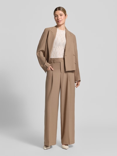 Vrouwenmodel draagt Slim Fit Bluse in Kantlook van comma, wit, met lange mouwen, opstaande kraag, ruglengte maat 36: 52 cm, Ganzkörperansicht van voren