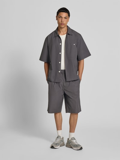 Männermodel trägt Relaxed Fit Freizeithemd mit Kentkragen von ANNARR, Reine Baumwolle, Brusttasche, Kurzärmelig, Ganzkörperansicht von vorne.