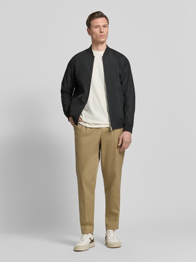 Männermodel trägt Jacke mit Stehkragen Modell 'clay' von Matinique, Regular-Fit, schwarz, Reißverschluss, Eingrifftaschen, Ganzkörperansicht von vorne. Rückenlänge 67 cm, Schulterbreite 45 cm, Brustweite 56 cm, Ärmellänge 66 cm, Größe M.