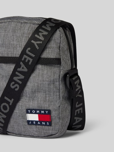 Tommy Jeans Umhängetasche mit Label-Badge Modell 'DAILY SEASONAL' Hellgrau Melange 2