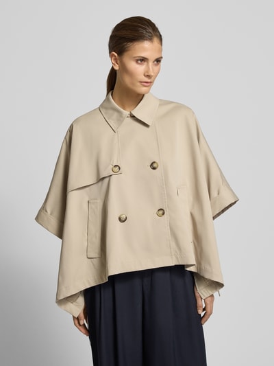 Frauenmodel trägt Relaxed Fit Jacke im kurzärmeligem Design von comma, beige, Umlegekragen, doppelte Knopfleiste, Eingrifftaschen, Ganzkörperansicht von vorne.