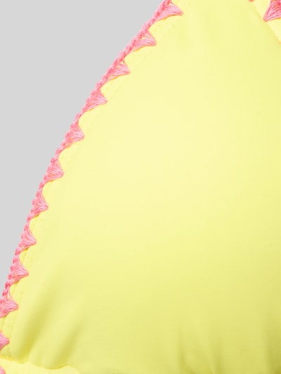 Produktfoto, Bikini mit Stitchings und Schnürung od Banana Moon, żółty materiał z różowymi przeszyciami, tekstura gładka, elastyczny materiał, dopasowany krój, detal aplikacji