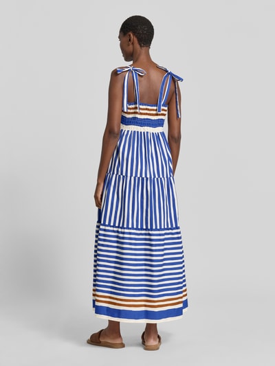 Vrouwenmodel draagt Midikleid im Stufen-Look van Stefanel in blauw-wit met geel, puur katoen, A-lijn, vierkante hals, ruglengte maat S: 113 cm, borstwijdte maat S: 33 cm, laagjeslook, geheellichaamsbeeld achteraan.