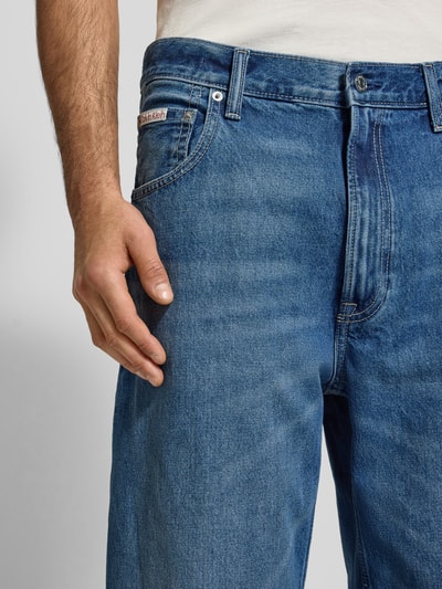 Männermodel trägt Barrel Jeans im Used-Look Modell 'LUCKY STAR' von Calvin Klein Jeans, Reine Baumwolle, Nahaufnahme Oberkörper