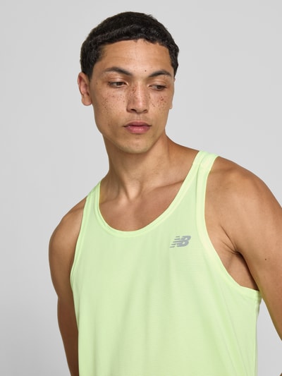 Männermodel trägt Tanktop mit Logo und Rundhalsausschnitt von New Balance in Regular Fit, Rückenlänge bei Größe M 66 cm, Nahaufnahme Oberkörper.