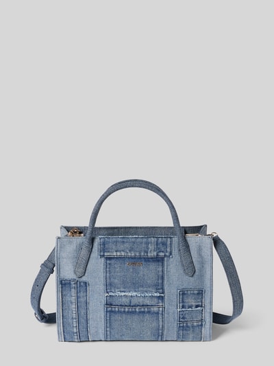 Produktfoto, Tote Bag mit Viskose-Anteil Modell 'Jodi' von Guess in blauer Denim-Optik mit Logo-Detail, Hauptfach mit Reißverschluss, abnehmbarer Tragehenkel, Größe 34x24x11 cm, Schulterriemen 110 cm, Material-Mix und strukturierte Textur.