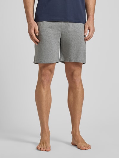 Männermodel trägt Sweatshorts mit elastischem Bund und Kordelzug von JOOP! Collection, grauer Baumwoll-Mix, Ganzkörperansicht von vorne.