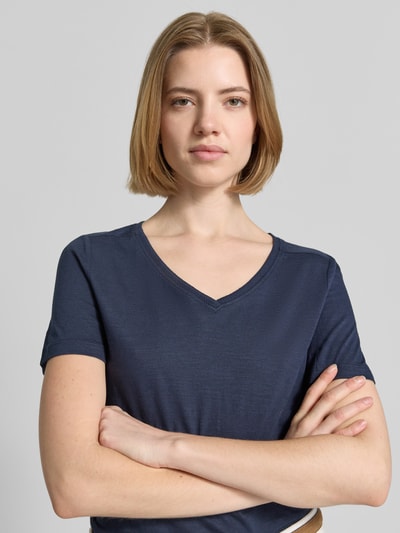 Frauenmodel trägt Regular Fit T-Shirt aus reiner Baumwolle von Tom Tailor in Dunkelblau, V-Ausschnitt, unifarben, Flammgarn, Nahaufnahme Oberkörper.