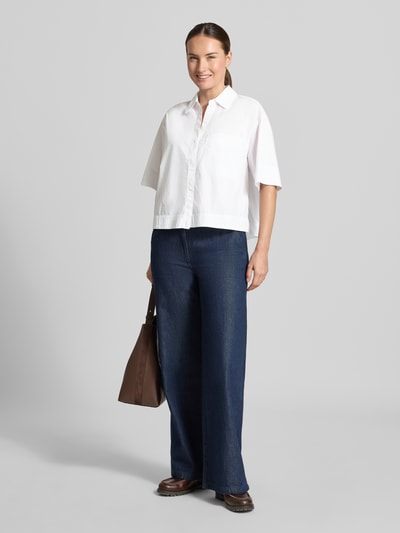 Vrouwenmodel draagt witte boxy fit blouse met korte mouwen uit puur katoen model 'Filsona' van OPUS, Dames blouse met korte mouwen, volledige vooraanzicht