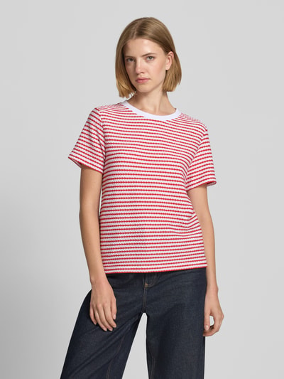 Frauenmodel trägt T-Shirt mit Strukturmuster und Rundhalsausschnitt von monari, rot-weiß gestreift, Material-Mix, Regular Fit, Ganzkörperansicht von vorne.