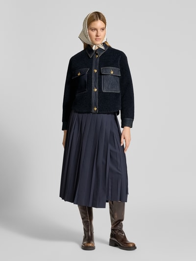 Frauenmodel trägt Bouclè-Jacke mit Kentkragen und Brusttaschen von LUISA CERANO in Dunkelblau, strukturierte Textur, Ganzkörperansicht von vorne, Gerader-Schnitt, Knopfverschluss, AufgesetzteTaschen, Rückenlänge 58 cm, Schulterbreite 42 cm, Brustweite 52 cm, Ärmellänge 57 cm.