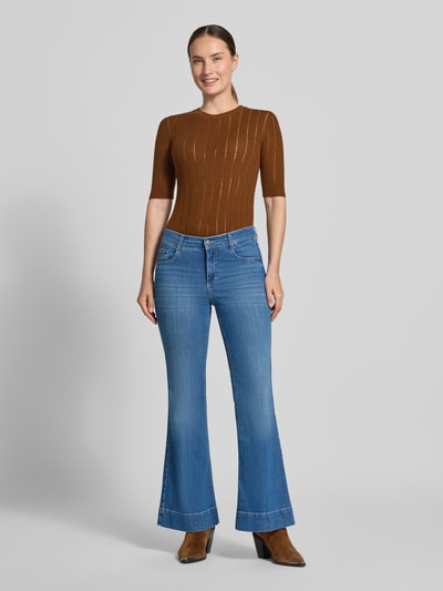 Frauenmodel trägt Bootcut-Jeans aus Baumwoll-Mix Modell 'Luna' von ANGELS, blauer Denim, leichte Waschung, Damen Bootcut-Jeans, Ganzkörperansicht von vorne.