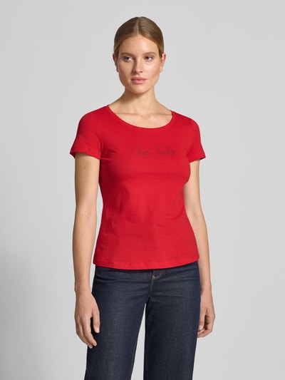 Frauenmodel trägt Regular Fit T-Shirt aus reiner Baumwolle von Tom Tailor in Rot, glatte Struktur, dezenter Print, Nahaufnahme Oberkörper. Damen T-Shirt von Tom Tailor.