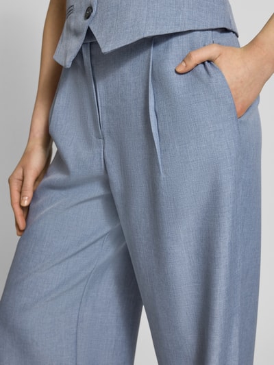 Kobiece model nosi Regular Fit Weite Hose mit Schiebehakenverschluss Modell 'LINDA' od ONLY, melanżowy efekt, wpuszczane kieszenie, krój regular fit, szlufki na pasek, zapięcie na haftkę, guzik i ukryty zamek błyskawiczny, detal wpuszczanych kieszeni, wpuszczane kieszenie z efektem melanżu, zbliżenie na górną część spodni