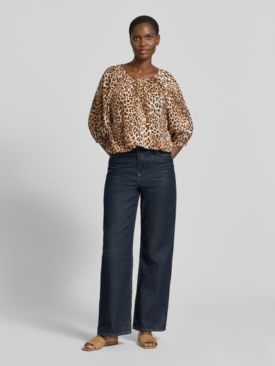Frauenmodel trägt Blusenshirt aus Viskose mit 3/4-Arm von Emily Van den Bergh im Allover-Look, Rundhalsausschnitt, Regular-Fit, Ganzkörperansicht von vorne, Rückenlänge bei Größe 36: 46 cm, Ärmellänge bei Größe 36: 41 cm.