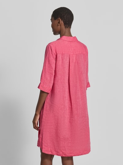 Frauenmodel trägt Knielanges Leinenkleid Modell 'DERRY' von 0039 Italy in Pink, Gerader-Schnitt, Hemdblusenkragen, Rückenlänge 99 cm, Ganzkörperansicht Rückansicht