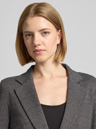 Frauenmodel trägt Regular Fit Blazer mit Pattentaschen von Emporio Armani, Baumwoll-Mix mit Stretch, Allover-Look, Nahaufnahme Oberkörper.
