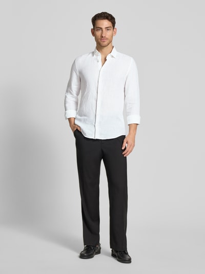 Mannenmodel draagt Slim Fit Business-Hemd aus Leinen mit Kentkragen van SEIDENSTICKER, wit linnen, knoopsluiting, ganzkörperaanzicht van voren, ruglengte bij maat 40: 69 cm, schouderbreedte bij maat 40: 43 cm, mouwlengte bij maat 40: 64 cm.