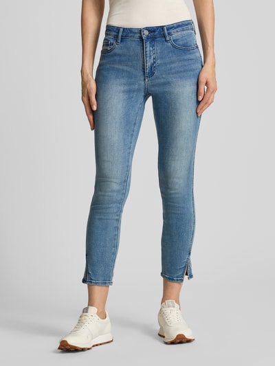 Vrouwenmodel draagt Super Skinny Fit Caprijeans met steekzakken van ARMANI EXCHANGE, blauwe used-look, katoenmix met stretch, volledige vooraanzicht.