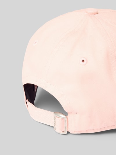 Productfoto, Basecap uit katoen met stitching van New Era in lichtroze, verstelbare sluiting, versterkte klep, pure katoenstructuur.