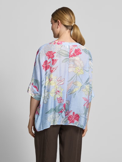 Männermodel trägt Relaxed Fit Bluse aus mieszanka wiskozy im wzór na całej powierzchni von comma, kolory pastelowe, Ganzkörperansicht Rückansicht.