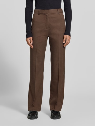 Frauenmodel trägt Straight Fit Anzughose mit Viskose-Anteil von MYON, braun, feine Struktur, mit Gürtelschlaufen, Nahaufnahme Oberkörper. Kontext: Damen Anzughose von MYON, Elastischer Material-Mix mit Viskose-Anteil, Straight Fit, Knopf- und Reißverschluss, Gürtelschlaufen, Eingriff- und Gesäßtaschen, Bundweite bei Größe 36: 39 cm, Innenbeinlänge bei Größe 36: 75 cm.