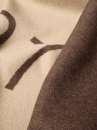 Produktfoto, Schal mit Viskose-Anteil von COMMA, creme- und braunfarbener Material-Mix, rechteckig, Allover-Look, Fransen, Nahaufnahme Textur