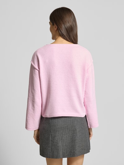 Frauenmodel trägt Regular Fit Strickpullover aus besonders weichem Material von s.Oliver RED LABEL, Optik: Unifarben, Label-Applikation aus Metall, Rundhals, Kurzarm, Materialverarbeitung: Rippstrick, Ganzkörperansicht Rückansicht.