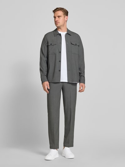 Männermodel trägt Relaxed Fit Hemdjacke mit Kentkragen und Brusttaschen von Lindbergh in Grau, Material-Mix, Ganzkörperansicht von vorne.