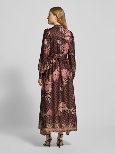 Frauenmodel trägt Maxikleid aus Satin mit Bindegürtel von Neo Noir, floraler Print in Braun und Rosa, A-Linie, Ganzkörperansicht Rückansicht.