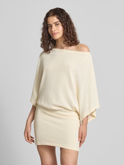 Frauenmodel trägt Minikleid mit U-Boot-Ausschnitt von Gina Tricot in Creme, figurbetont, halber Arm, feine Textur, Ganzkörperansicht von vorne. Material-Mix mit Stretch-Anteil, Rückenlänge 89 cm, Brustweite 34 cm, Ärmellänge 35 cm.