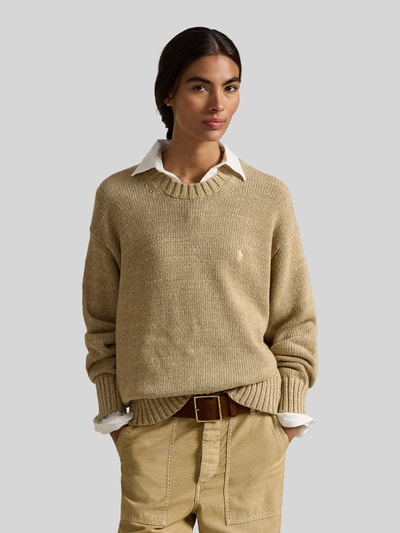 Frauenmodel trägt Regular Fit Strickpullover aus reiner Baumwolle von Polo Ralph Lauren, beigefarbene Uni-Optik, feine Strickstruktur, Logo-Stitching auf der Brust, gerippte Abschlüsse, langärmlig, Crew Neck, Ganzkörperansicht von vorne.