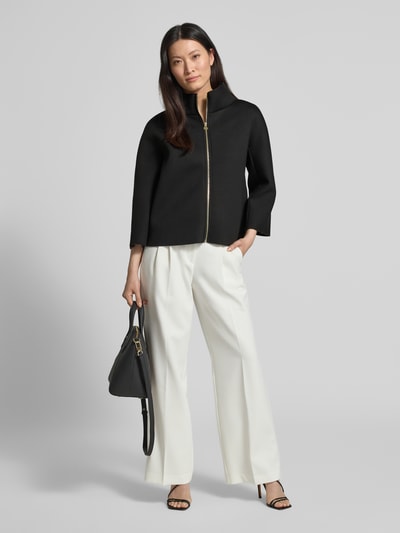 Frauenmodel trägt Blazer aus Viskose-Mix mit Stehkragen von Rinascimento in Schwarz, gerader Schnitt, strukturierte Textur, Ganzkörperansicht von vorne.