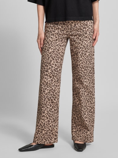 Vrouwenmodel draagt Wide Leg Pants im 5-Pocket-Design van Zero, katoenmix met stretch, wide fit, all-over dierenprint, knoop- en ritssluiting, bandwijdte maat 36: 38 cm, binnenbeenlengte maat 36: 79 cm. Detailopname onderlichaam.
