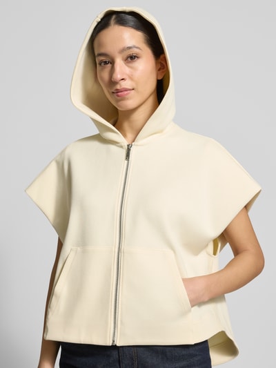 Frauenmodel trägt Loose Fit Sweatjacke aus Baumwoll-Mix Modell 'GATTINI' von MAX&Co., unifarben, Reißverschluss, Nahaufnahme Oberkörper.