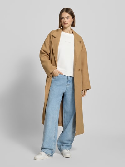 Frauenmodel trägt Regular Fit Sweatshirt aus reiner Baumwolle od Marc O'Polo Denim, efekt: jednolity kolor, z napisem z logo, okrągły dekolt, długi rękaw, prążkowane zakończenia, dzianina dresowa, bawełna, Ganzkörperansicht von vorne.