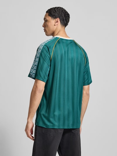 Mannelijk model draagt Regular Fit Jersey met logoprint van PUMA PERFORMANCE in puur katoen met v-hals, ruglengte maat M 71 cm, volledig zicht rugaanzicht.