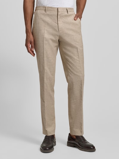 Männermodel trägt Regular Fit Anzughose mit Leinen-Anteil Modell 'HESTEN' von HUGO, Melange-Optik in Beige, Eingrifftaschen, Ganzkörperansicht von vorne.