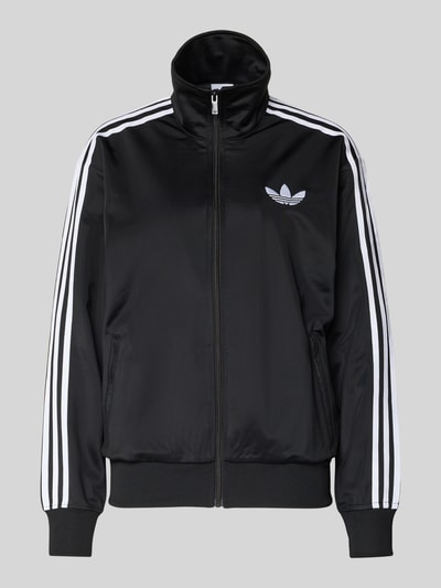 Produktfoto, Sweatjacke mit Stehkragen von adidas Originals in Schwarz mit weißen Streifen, Reißverschluss, Label-Stitching, Reißverschlusstaschen, gerippte Abschlüsse, lockerer Schnitt, glatte Textur