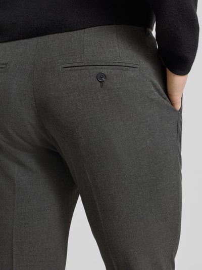 Männermodel trägt Regular Fit Stoffhose mit Viskose-Anteil Modell 'Liam' von Matinique, Elastischer-Material-Mix, Detailaufnahme Rückansicht.