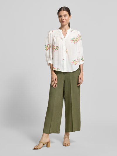 Kobiece model prezentuje Regular Fit Bluse aus Viskose-Mix mit Stitchings von Apricot, krój regular fit, mieszanka wiskozy, hafty, dekolt w serek, długość tyłu w rozmiarze S: 57 cm, długość rękawów w rozmiarze S: 47 cm, jasne kolory, kwiatowe hafty, przód bluzki, gładka faktura, widok całej sylwetki z przodu