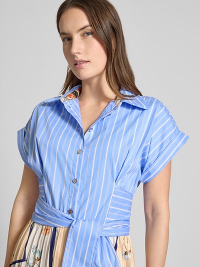 Frauenmodel trägt Regular Fit Midikleid mit Zierschleife von Liu Jo White in Blau mit Streifen, florales Design, Umlegekragen, Nahaufnahme Oberkörper.