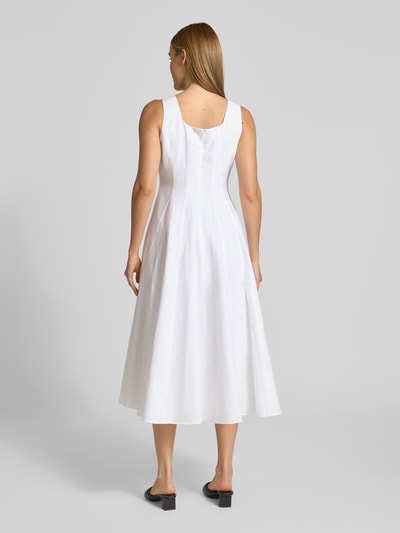 Frauenmodel trägt weißes Leinenkleid mit Karree-Ausschnitt Modell 'ADDISA' von Ted Baker, A-Linie, Midilänge, Rückansicht Ganzkörperansicht.