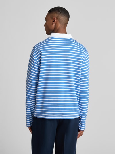 Mężczyznamodel nosi Relaxed Fit Koszulka polo z listwą guzikową Model 'PERSSON' od Casual Friday, mieszanka bawełny i wiskozy, długi rękaw, długość tyłu 66 cm dla rozmiaru M, widok całej sylwetki z tyłu.