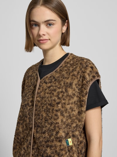 Vrouwenmodel draagt Relaxed Fit Weste in Leopard-Optik Modell 'KATTY' van Pieces, melange bruin teddy-fleece, label patch, Nahaufnahme bovenlichaam.