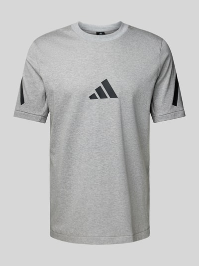 ADIDAS SPORTSWEAR T-Shirt mit Label-Print Hellgrau 1