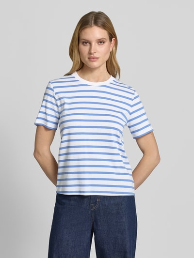 Modelka kobieca nosi T-Shirt im Allover-Look mit Rundhalsausschnitt od comma, bawełna z domieszką elastanu, krój regular fit, paski niebiesko-białe, długość tyłu w rozmiarze 36: 57 cm, widok całej sylwetki z przodu.