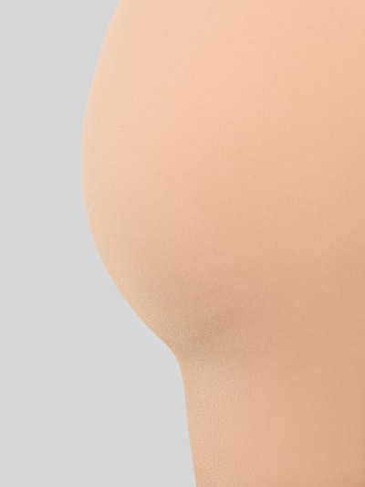 Frauenmodel trägt Slim Fit Top mit integrierten Cups Modell 'Zero Feel 2.0' von Sloggi in Hautfarbe, elastischer Material-Mix, Nahaufnahme Oberkörper.