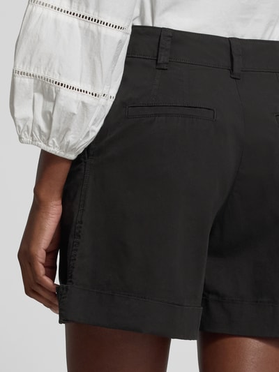 Frauenmodel trägt Relaxed Fit Shorts aus Baumwoll-Mix Modell 'TANESSA-D' von BOSS Orange, unifarben, Detailaufnahme Rückansicht.