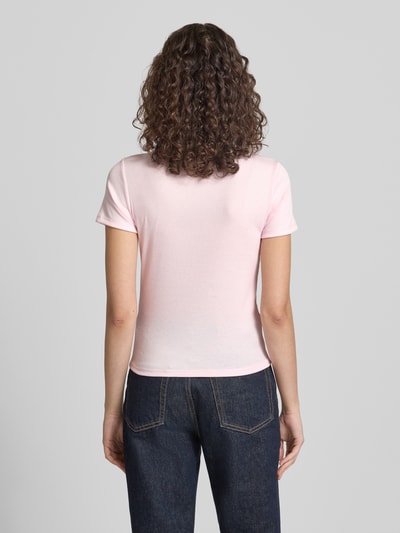 Frauenmodel trägt Slim Fit T-Shirt mit Herz-Stickerei Modell 'ELVA JUNE' von Only in Optik: Unifarben, Materialverarbeitung: Ripp, Ganzkörperansicht Rückansicht.